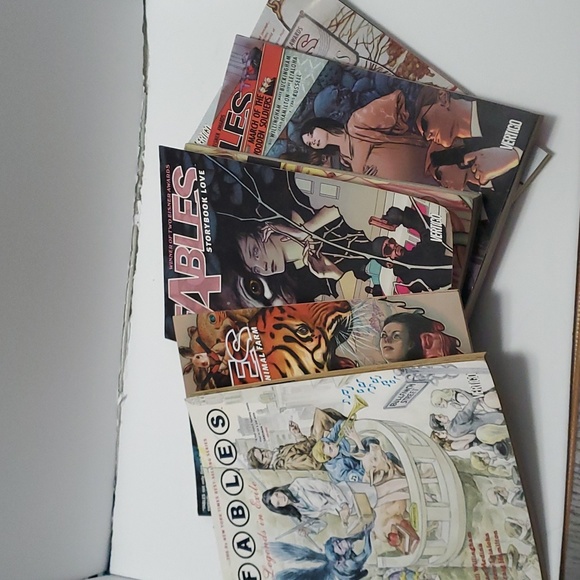 Fables Volumes 1 - 5 - Picture 1 of 15